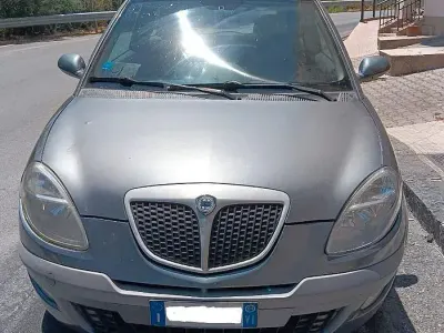 Usata Lancia Ypsilon 80 CV (58 kW) 2004 Grigio Utilitaria