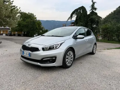 Usata Kia Ceed Active 90 CV (66 kW) 2015 Argento Utilitaria