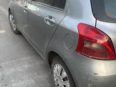 Usata Toyota Yaris 90 CV (66 kW) 2007 Grigio Utilitaria