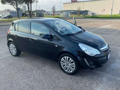 Usata Opel Corsa Edition 95 CV (69 kW) 2011 Nero Utilitaria