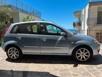 Usata Ford Fiesta Titanium 80 CV (58 kW) 2007 Bluazzurro Utilitaria