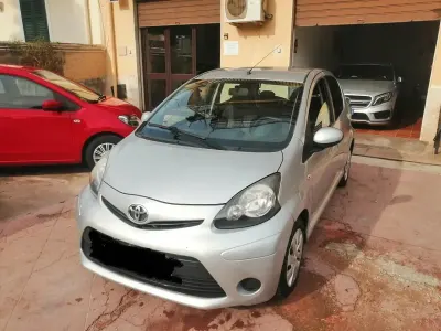 Usata Toyota Aygo 69 CV (50 kW) 2015 Argento Utilitaria