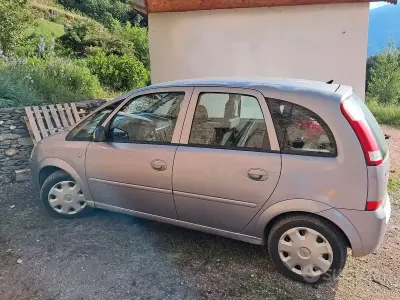 Usado Opel Meriva 90 CV (66 kW) 2005 Gris Monovolumen