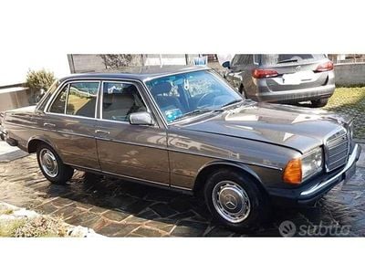 Usata Mercedes 200 122 CV (89 kW) 1982 Grigio Berlina