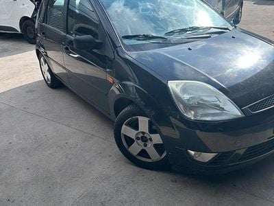 Begagnad Ford Fiesta 68 HK (50 kW) 2004 Halvkombi