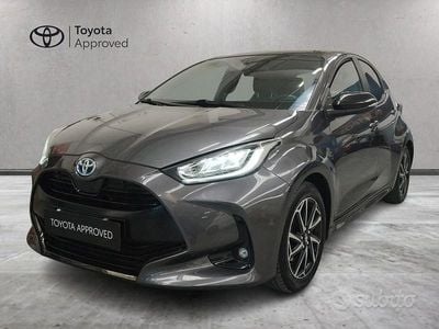 Usata Toyota Yaris Hybrid Lounge 92 CV (67 kW) 2022 Grigio Berlina