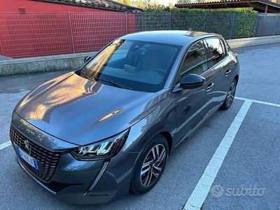 Usata Peugeot 208 Allure 101 CV (74 kW) 2023 Grigio Utilitaria