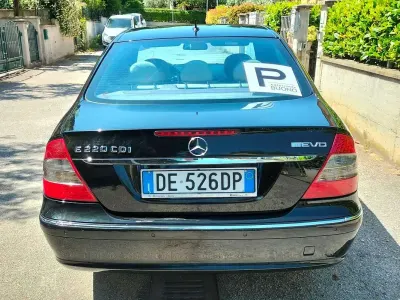 Usata Mercedes E220 Classic 170 CV (125 kW) 2006 Nero Berlina