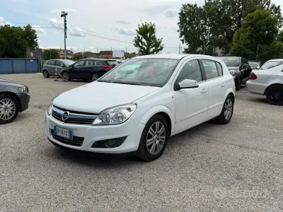 Usata Opel Astra Club 90 CV (66 kW) 2008 Bianco Berlina
