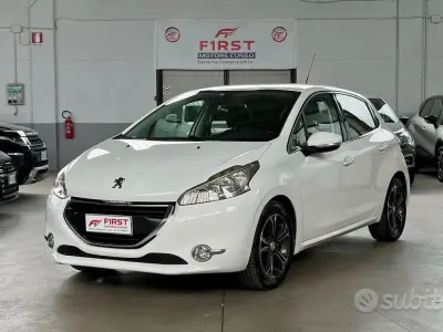 Usata Peugeot 208 Allure 82 CV (60 kW) 2014 Bianco Utilitaria