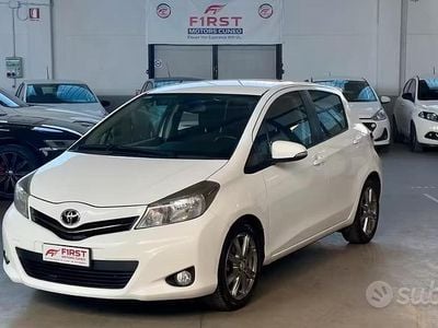Usata Toyota Yaris Lounge 90 CV (66 kW) 2014 Bianco Utilitaria