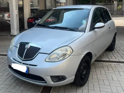 Usata Lancia Ypsilon 60 CV (44 kW) 2008 Argento Utilitaria