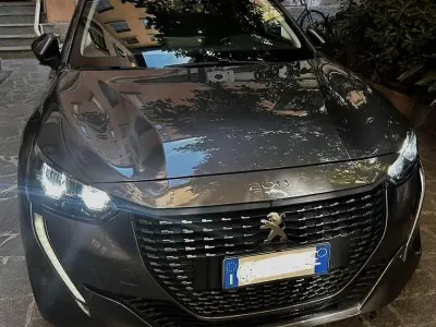 Usata Peugeot 208 Allure 101 CV (74 kW) 2021 Utilitaria