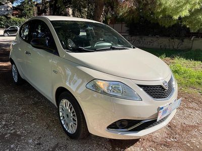 Usata Lancia Ypsilon Gold 95 CV (69 kW) 2018 Bianco Utilitaria