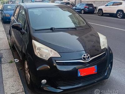 Usata Toyota Verso-S 99 CV (72 kW) 2011 Nero Monovolume