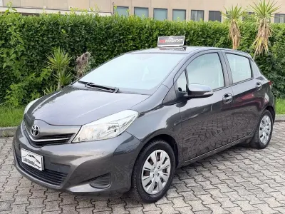 Usata Toyota Yaris 69 CV (50 kW) 2012 Grigio Utilitaria