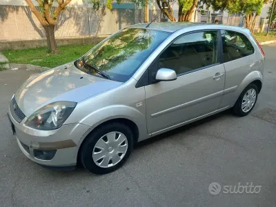 Usata Ford Fiesta Ghia 75 CV (55 kW) 2007 Grigio Utilitaria
