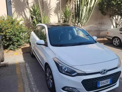 Usata Hyundai i20 75 CV (55 kW) 2016 Bianco Berlina