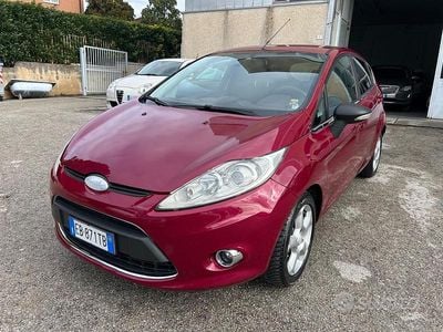 Begagnad Ford Fiesta Titanium 68 HK (50 kW) 2010 Röd Sedan