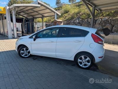 Gebraucht Ford Fiesta Titanium 96 PS (70 kW) 2010 Weiß Kleinwagen