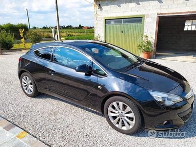 Usata Opel Astra GTC 130 CV (95 kW) 2014 Nero Coupé
