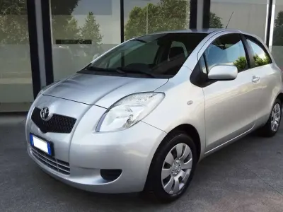 Usata Toyota Yaris 69 CV (50 kW) 2007 Argento Utilitaria