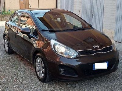 Usata Kia Rio Active 75 CV (55 kW) 2013 Marrone Berlina
