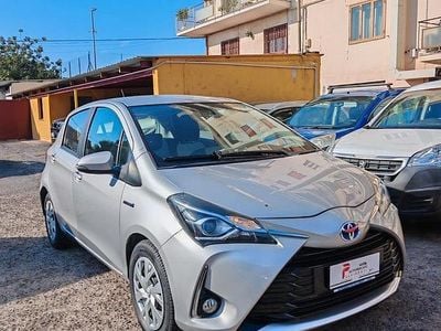 Usata Toyota Yaris Hybrid Business Edition 73 CV (53 kW) 2019 Argento Berlina