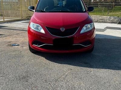 Usata Lancia Ypsilon Gold 69 CV (50 kW) 2015 Rosso Utilitaria