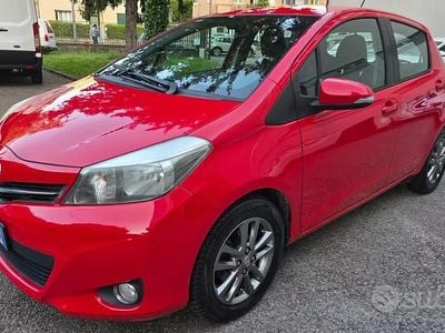 Usata Toyota Yaris Lounge 69 CV (50 kW) 2014 Rosso Utilitaria