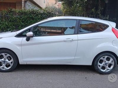 Usata Ford Fiesta Titanium 82 CV (60 kW) 2011 Bianco Utilitaria
