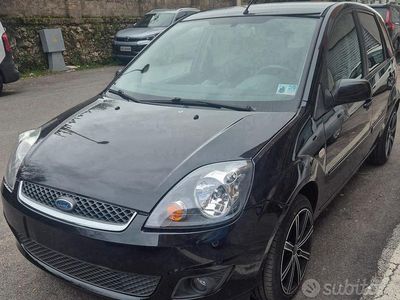Usata Ford Fiesta 68 CV (50 kW) 2007 Nero Utilitaria