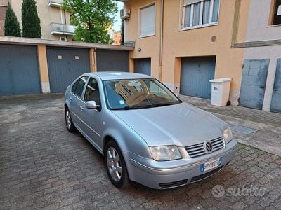 Usata VW Bora Highline 105 CV (77 kW) 2001 Argento Berlina
