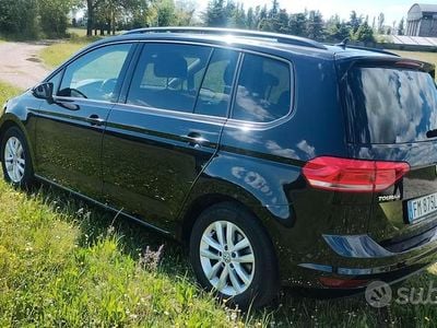 Käytetty VW Touran Business 116 HP (85 kW) 2017 Musta Tila-auto