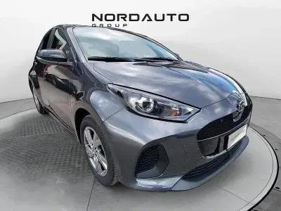 Nuova Mazda 2 116 CV (85 kW) 2026 Lead grey Utilitaria
