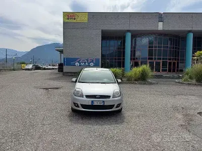 Usata Ford Fiesta Titanium 80 CV (58 kW) 2006 Grigio Utilitaria