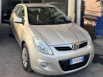 Usata Hyundai i20 Comfort 77 CV (56 kW) 2011 Grigio Utilitaria