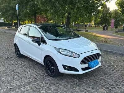 Usata Ford Fiesta 75 CV (55 kW) 2015 Bianco Utilitaria
