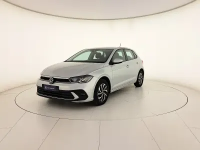 Usata VW Polo Life 95 CV (69 kW) 2023 Reflex silver metallizzato Utilitaria