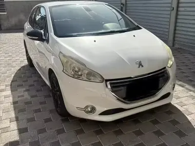 Usata Peugeot 208 Allure 68 CV (50 kW) 2012 Bianco Utilitaria