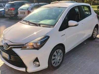 Usata Toyota Yaris Hybrid Cool 75 CV (55 kW) 2015 Bianco Berlina