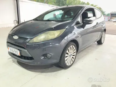 Usata Ford Fiesta 97 CV (71 kW) 2010 Grigio Berlina