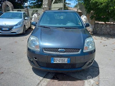 Usata Ford Fiesta Ghia 68 CV (50 kW) 2007 Blu Utilitaria