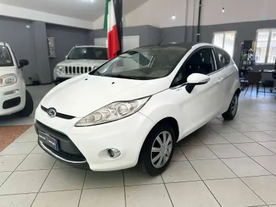 Usata Ford Fiesta 82 CV (60 kW) 2010 Bianco Berlina