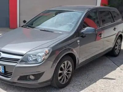 Usata Opel Astra Edition 115 CV (84 kW) 2010 Grigio Station wagon