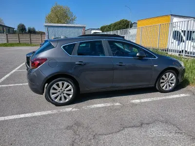 Usata Opel Astra 90 CV (66 kW) 2011 Grigio Berlina