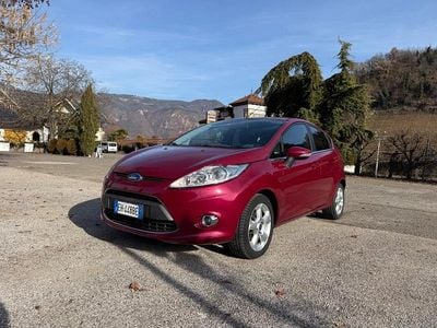Begagnad Ford Fiesta Titanium 69 HK (50 kW) 2011 Lila Sedan
