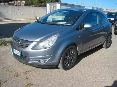 Usata Opel Corsa Edition 75 CV (55 kW) 2010 Grigio Utilitaria