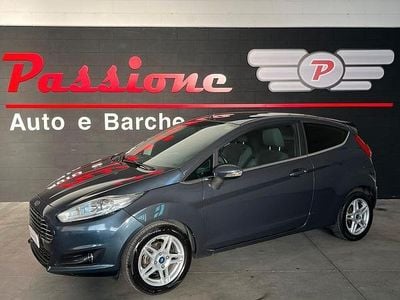 Usata Ford Fiesta 97 CV (71 kW) 2015 Grigio Berlina