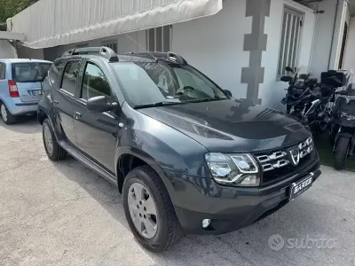 Usata Dacia Duster Lauréate 105 CV (77 kW) 2015 Grigio SUV